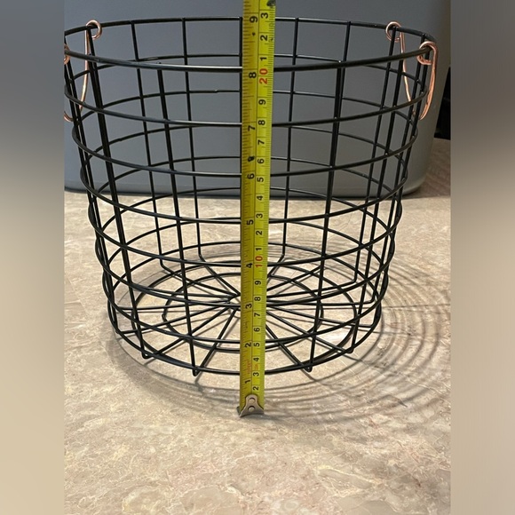 Farmhouse style wire basket - Picture 4 of 5